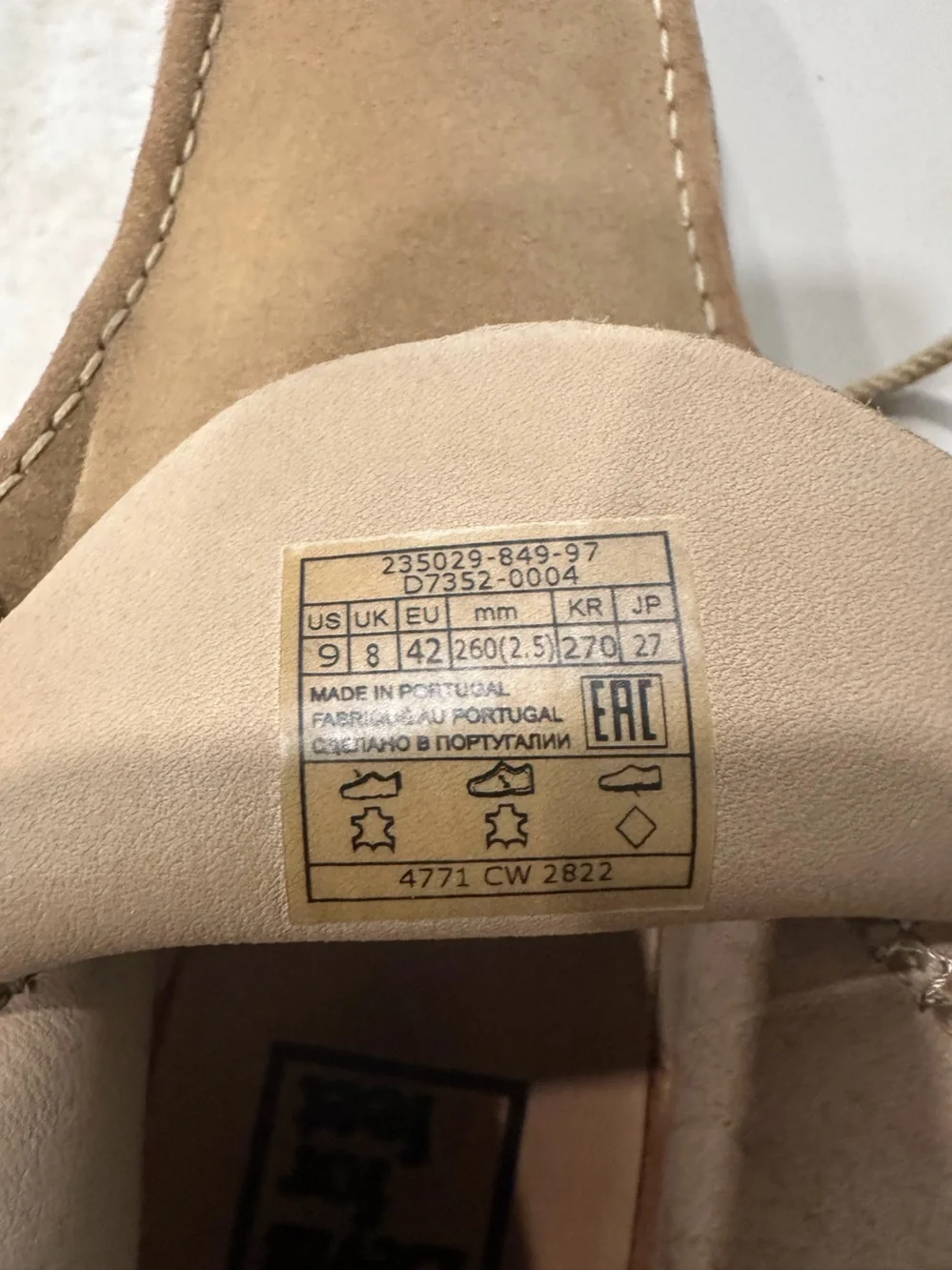 Levi’s Men's Suede Chukka Boots in Tan Size 9